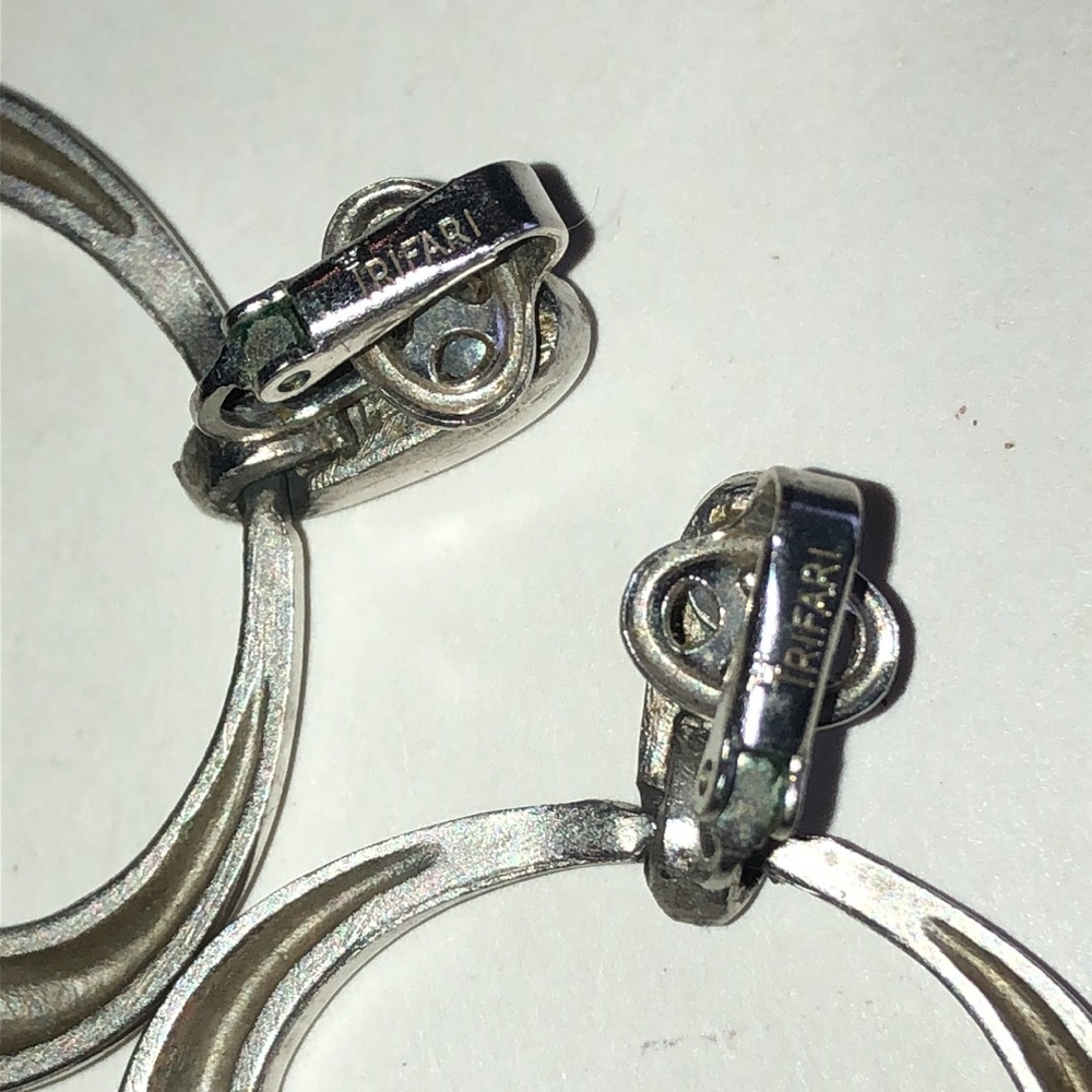Trifari Crown Silver Tone Oval Hoop Drop Clip On Earrings - Picture 5 of 5